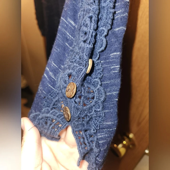 💓 3/$10 Lily Rose XS Blue Pretty Top With Crochet Sleeves - Picture 7 of 12